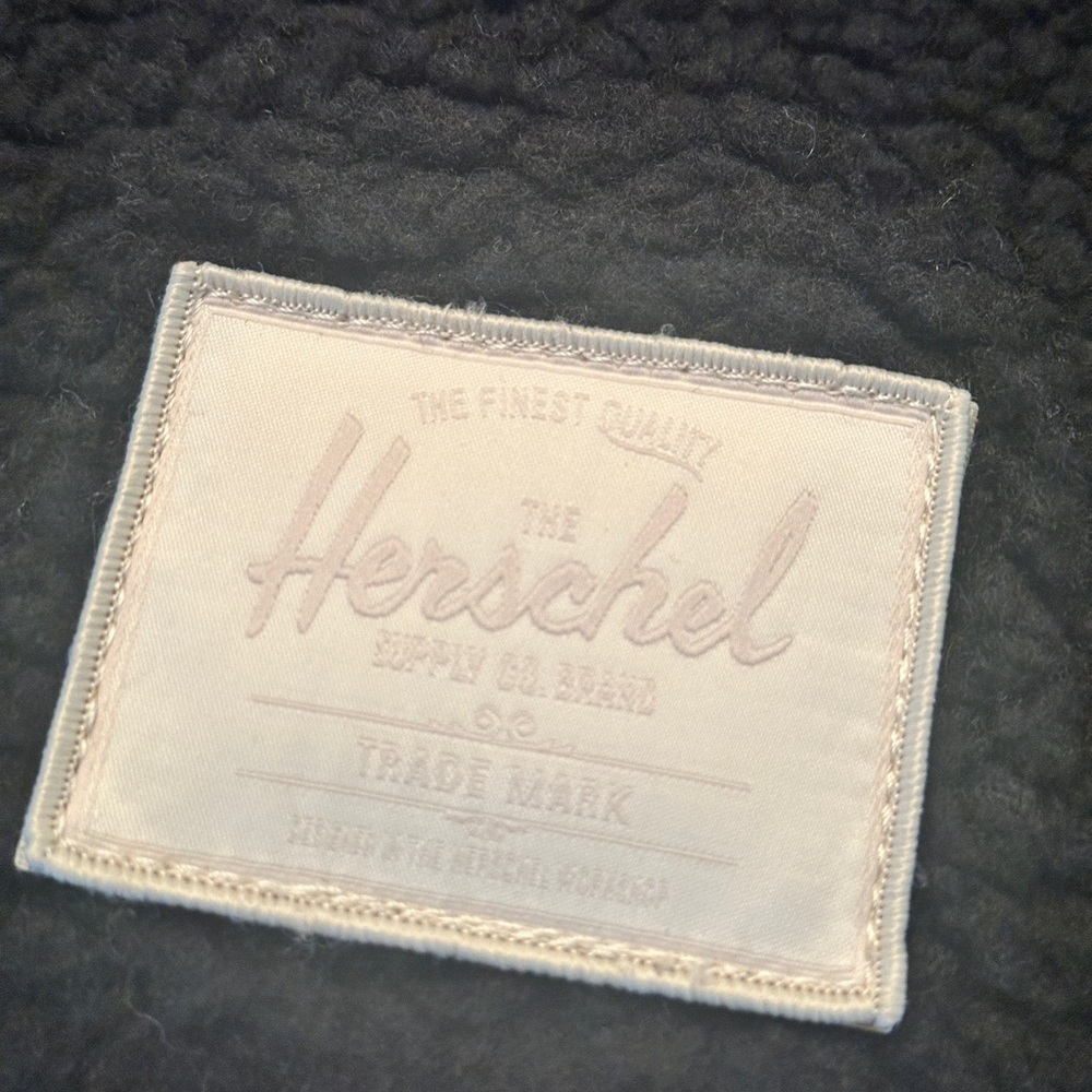 🆕 Pop-In @Nordstrom x Herschel Supply Co Sutton Messenger Bag 🖤🐻 NWT - Picture 6 of 7